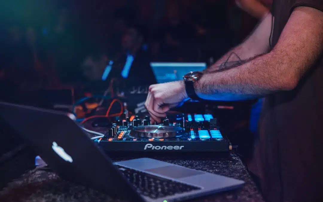 7 Grunde til hvorfor du skal hyre en DJ til din fest
